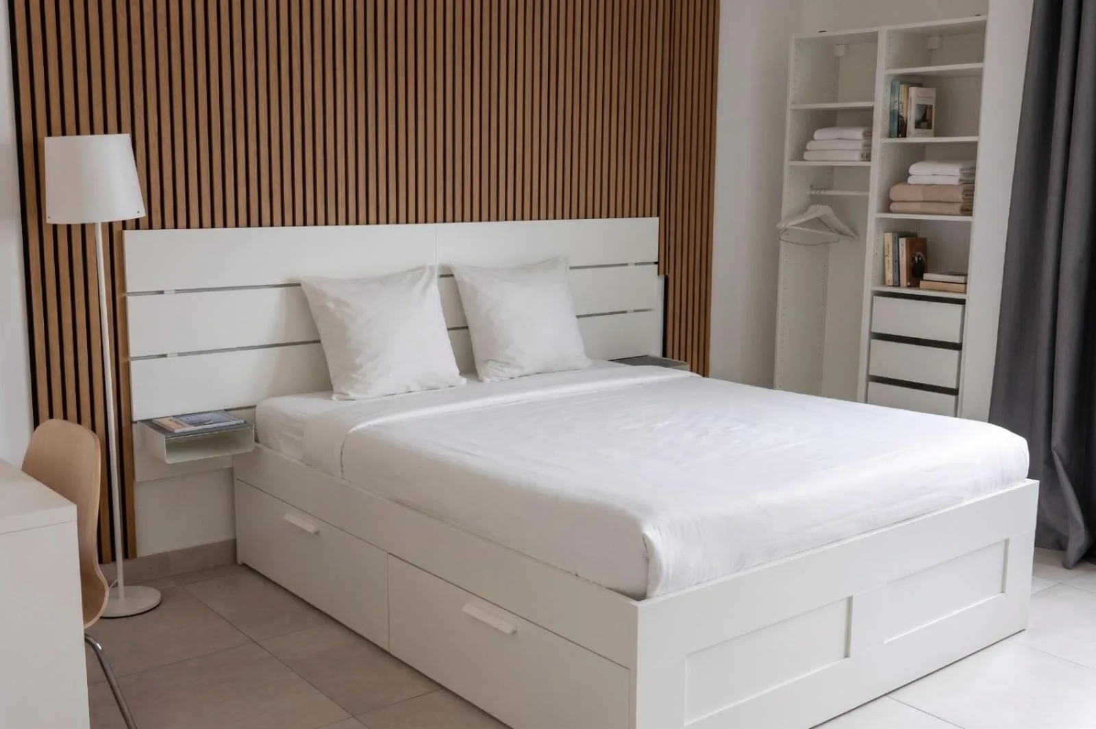 Le Petit Canotier, studio à Paris 10e : lit double et rangements